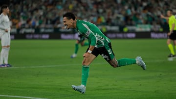 Antony celebra el gol de Bellerín.