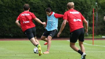 En su primer entrenamiento con el Bayer Leverkusen en Austria, el mexicano marcó dos anotaciones.