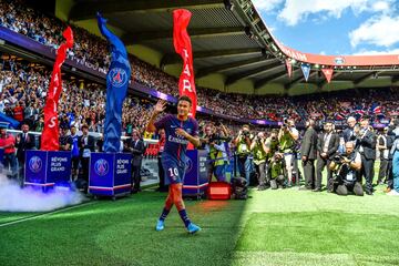 El PSG hizo su primera inversi¨®n estratosf¨¦rica pagando la cl¨¢usula de Neymar, sobre el que ha construido un proyecto m¨¢s fruct¨ªfero en Francia que en Europa. Despu¨¦s lo complementar¨ªa con Mbapp¨¦, pero Neymar fue el primer jugador en llegar a una cifra tan alta. Muchos pronosticaron que con ello romper¨ªan el mercado, pero no se ha vuelto a ver un traspaso por encima de los 200.000 millones.