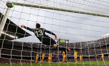 Leo Messi scores from the free-kick. 1-0