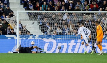 0-2. Gol de falta de Federico Valverde. Dani Ceballos centra a Arda Gler, el jugador turco deja quieto el baln y el centrocampista uruguayo suelta un latigazo raso y ajustado, al palo derecho de Marko Dmitrovic, para anotar el segundo tanto en el minuto 65 de partido.