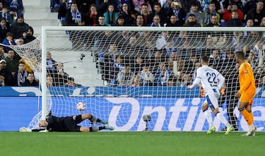 0-2. Gol de falta de Federico Valverde. Dani Ceballos centra a Arda Güler, el jugador turco deja quieto el balón y el centrocampista uruguayo suelta un latigazo raso y ajustado, al palo derecho de Marko Dmitrovic, para anotar el segundo tanto en el minuto 65 de partido.