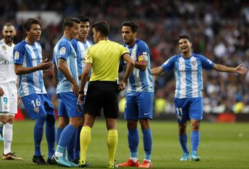 Protestas al árbitro Gil Manzano por el gol anulado al Málaga justo al final de la primera parte 

 