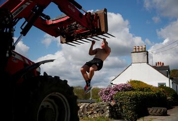 El jugador de rugby internacional de Escocia, Alex Craig, se ejercita durante una sesión de entrenamiento en la granja de sus padres en Castle Douglas, Escocia, por la pandemia de la Covid-19.