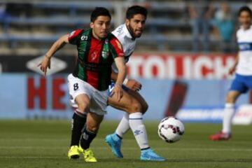 Fútbol, Universidad Católica v Palestino.
Décima fecha, campeonato de Apertura 2015.
El jugador de Palestino, Cesar Valenzuela, izquierda, disputa el balón con Stefano Magnasco de Universidad Católica durante el partido de primera división en el estadio S