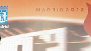 <b>PIROPEÓ A MADRID.</b> Alberto Ruiz-Gallardón, alcalde de Madrid, observa a Jacques Rogge, presidente del COI, durante su intervención en el Ayuntamiento de la capital.