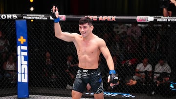 El luchador argentino Kevin 'El Chino' Vallejos celebra su victoria ante el surcoreano SeungWoo Choi en su combate del peso pluma en el UFC Vegas 104.