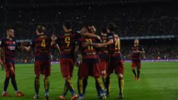 Los jugadores del Barcelona celebran uno de los goles.