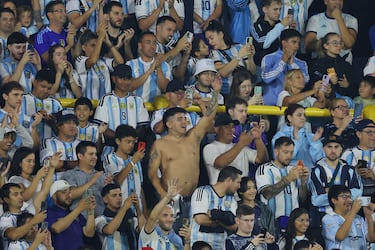 Los hinchas argentinos animan a su selección antes del inicio de un partido amistoso de fútbol entre Argentina y Mauritania en el estadio La Bombonera de Buenos Aires.