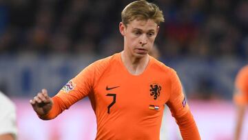 De Jong lleva el balón durante el partido ante Francia.