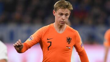 De Jong lleva el bal&oacute;n durante el partido ante Francia. 