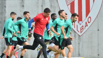 Lezama: Unai Simón se ejercita en el exterior