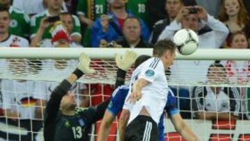 Miroslav Klose marc&oacute; ayer ante Grecia de cabeza.