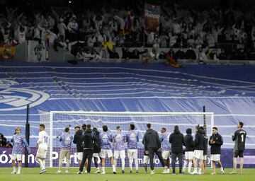 Jugadores y aficionados del Real Madrid tras terminar el partido.