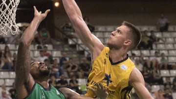 Mateutsz Ponitka penetra ante la oposición de Patrick Richard (Joventut).