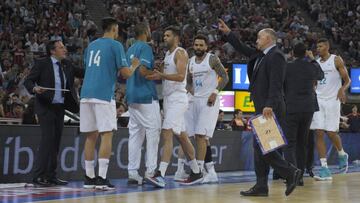 El Real Madrid durante un tiempo muerto del tercer partido de la final contra el Kirolbet Baskonia.