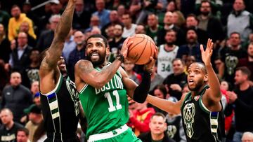 THM10. MILWAUKEE (ESTADOS UNIDOS), 21/02/2019.- El jugador Kyrie Irving (c) de Boston Celtics en acción ante Eric Bledsoe (i) de Milwaukee Bucks, este jueves, durante un juego de la NBA entre Boston Celtics y Milwaukee Bucks en el Fiserv Forum en Milwaukee, Wisconsin (Estados Unidos). EFE/TANNEN MAURY/PROHIBIDO SU USO POR SHUTTERSTOCK