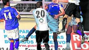 La afición del Depor protesta.