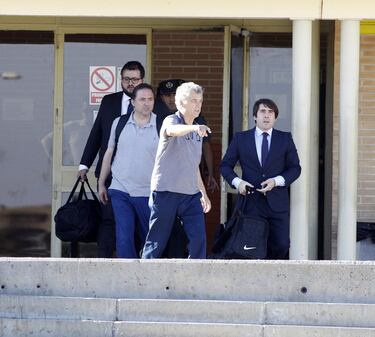 Ángel María Villar saliendo de la prisión de Soto del Real.
