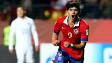 Gabriel Mazuela es el 9 de la U y el delantero centro titular de la sub 17. Los azules lo detectaron jugando por el colegio San Ignacio El Bosque. 