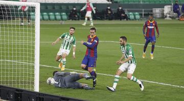 El jugador del Betis, Víctor Ruiz, marca en propia puerta el 1-2 para el Barcelona. 
 
