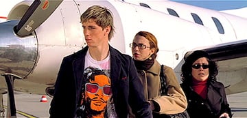 Torres, en aquel momento (2007) estrella del Atlético de Madrid, club del que es fanático José Luis Torrente, apareció en escena para salvar a los protagonistas de una granada lanzada por los villanos en 'Torrente 3'.