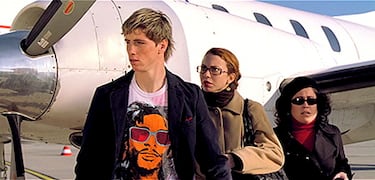 Torres, en aquel momento (2007) estrella del Atlético de Madrid, club del que es fanático José Luis Torrente, apareció en escena para salvar a los protagonistas de una granada lanzada por los villanos en 'Torrente 3'.