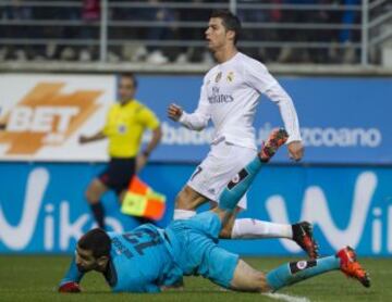 Ocasión de Cristiano Ronaldo ante Asier Riesgo.