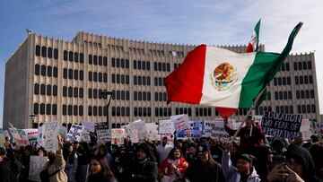 Miles de migrantes están tomando acciones proactivas para protegerse de las deportaciones del Servicio de Control de Inmigración y Aduanas (ICE).
