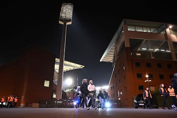 Dos horas después de que se suspendiese el encuentro, la policía belga está comenzando a evacuar a los aficionados y desalojar el estadio. El objetivo es salir con la máxima seguridad y acompañar, por secciones, a los seguidores a lugares seguros. En una primera fase, los aficionado fueron dirigidos hacia el exterior desde la tribuna 1.