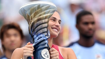 MASON, OHIO - AUGUST 19: Aryna Sabalenka of Belaerus poses with the trophy after defeating Jessica Pegula of the United States during the women's final of the Cincinnati Open at the Lindner Family Tennis Center on August 19, 2024 in Mason, Ohio. Matthew Stockman/Getty Images/AFP (Photo by MATTHEW STOCKMAN / GETTY IMAGES NORTH AMERICA / Getty Images via AFP)