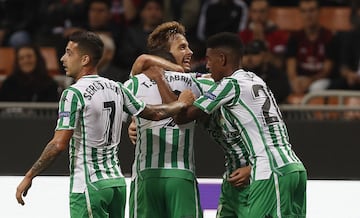 Y a la media hora primer gol del Betis, obra de Sanabria. Los jugadores se funden en un abrazo de alegría.
