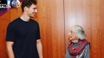 Leon Goretzka, internacional alemán, durante su encuentro con Margot Friedländer, superviviente de 99 años del Holocausto.