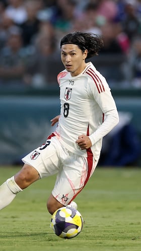 OAKLAND, CALIFORNIA - SEPTEMBER 06: Takumi Minamino #8 of Japan controls the ball in front of Orbelin Pineda #17 of Mexico during the first half of their International friendly at Oakland Alameda Coliseum on September 06, 2025 in Oakland, California. Ezra Shaw/Getty Images/AFP (Photo by EZRA SHAW / GETTY IMAGES NORTH AMERICA / Getty Images via AFP)