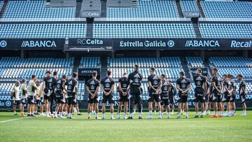 La plantilla del Celta escucha la charla de Ariel Broggi previa al entrenamiento.