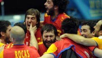 <b>EXPLOSIÓN DE ALEGRÍA. </b>Los integrantes de la Selección celebran el bronce conseguido ante Suecia, en un pabellón volcado con los locales, organizadores del torneo.