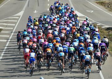 El pelotón durante la  quinta etapa de la gira ciclista española La Vuelta 2020, una carrera de 184,4 km desde Huesca a Sabiñánigo.