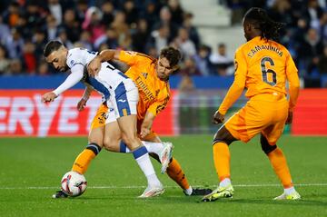 Raúl Asencio le roba la pelota al leganense Munir. 
