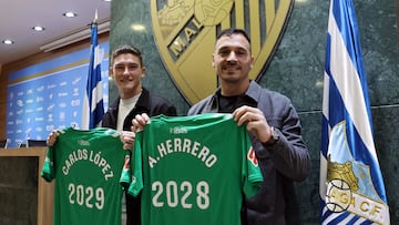 Carlos López y Alfonso Herrero, posando tras firmar sus renovaciones con el Málaga CF.
