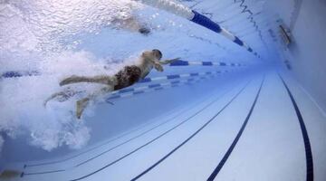 Este es el año de empezar tus clases de natación. Aventúrarte.