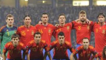 <b>MAYORÍA DE LA ROJA. </b>Hay 12 españoles, en la foto todos menos Capdevila y Cazorla.