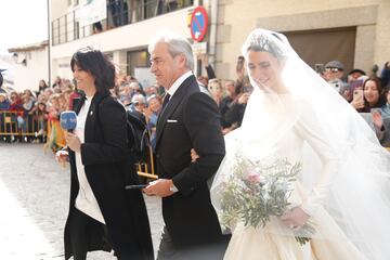 La novia, Ana Sainz, llega con su padre Carlos Sainz a la iglesia antes de darse el "sí quiero" con Rodrigo Fontcuberta.