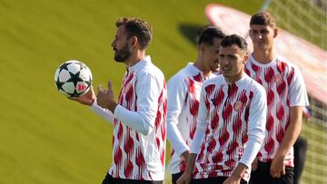 GRAFCAT9641. VILABLAREIX (GIRONA), 21/10/2024.- El jugador del Girona FC Cristhian Stuani (i) durante el entrenamiento que su equipo ha realizado este lunes en la ciudad deportiva del club para preparar el partido de Liga de Campeones que mañana disputarán ante el Slovan Bratislava en el Estadio Municipal de Montilivi. EFE/David Borrat