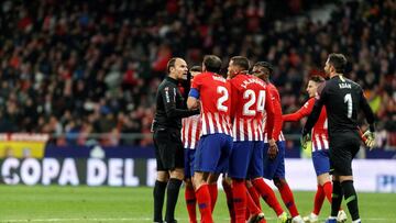 Protesta del Atl&eacute;tico al &aacute;rbitro, que se qued&oacute; eliminado de Copa por el Girona. 