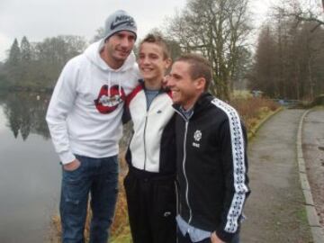Con su hermano, también futbolista, Aarón cuando militaba en el Glasgow Ranger.