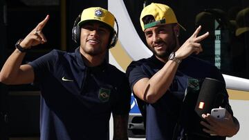 Neymar, con su compa&ntilde;ero Felipe Anderson, en las horas previas al partido ante Colombia.
 
