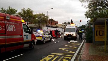 Los servicios de emergencia atienden al ciclista Francisco Javier Cabeza despu&eacute;s de que un conductor que dio positivo por alcohol y drogas le atropellase en Sevilla.