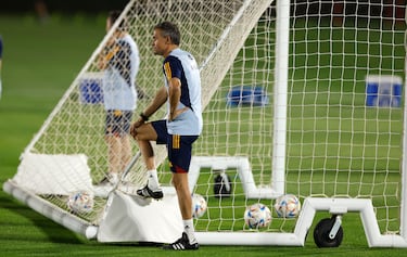 Luis Enrique observa el entrenamiento de hoy en Qatar. 


