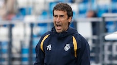 Raúl da instrucciones a los jugadores del Real Madrid Castilla en un partido de esta temporada en Primera Federación.