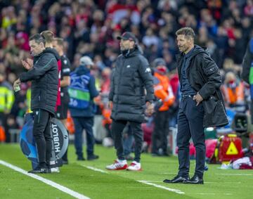 Klopp dejó claro hace unos años que no le gustaba el estilo de juego del Atlético. Al técnico argentino tampoco le gustan las críticas que hizo el alemán al fútbol del Atlético en 2020 en las dos últimas temporadas. “Como entrenador que soy tengo códigos y no hablo de la forma de jugar de otros equipos”, deslizó el argentino, pero se la guardó. Precisamente, en el último partido entre Liverpool y Atlético, en el Wanda, el Cholo evitó saludar al entrenador alemán antes y después del partido. En la rueda de prensa, el argentino intentó justificar lo que había pasado, el alemán mostró indiferencia. Este es un nuevo capítulo, pero seguramente no el último.